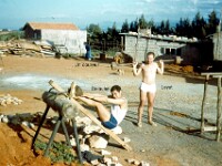P062-4 > AFN, Ouled Mendil. Entrainement. Delaune Jean-Claude aux abdos, Leyat Michel aux haltères.