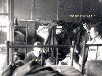 P068-x > Gravelle. Chambrée en pleine activité (sans doute un “barbu” ou un 150).  De G à D : Pinon Bernard, Gaulard Jean (Hand), Primot (?), x, debout : Van der Vliet Léonard, Alles Jean-Pierre.