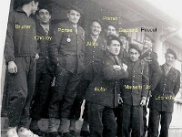 P068-x > Gravelle. Volleyeurs, handballeurs, athletes en tenue pour la garde. Haut : Daniel Bruder (Volley), Richard Cholley (Hand), Maurice Portes (Hand), JP Alles, Primot, Jean Gaulard (Hand), Michel Pecout. Bas : Laurent Botte (Hand), Jo Maisetti, Leo Van der Vliet.