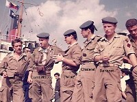P078-2 > Marseille. Gaudin André, Camboulives Michel, Pellez Jean, Chatelet François, Benezet Claude au second départ pour l'Algérie, en 09/1961. La joie éclate...