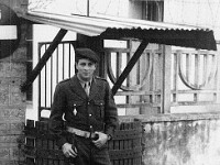 P078-4 > AFN, St Charles, 1961. Entrée de la ferme. Jean Jean-Paul.