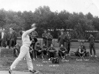 P080-2 > Championnats Monde Militaires 1961. Un lanceur US s'echauffe. Assis : Pierron, x, Meeus Robert, Delaune Jean-Claude, Lemaire Gilles, Gorliez, Tonelli Roland, x. Debout : x, Penez Jean-Claude, Sevestre Alain, Vernus Michel, Camboulives Michel.