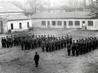 P086-1 > Les bleus de la 62/2C. La Faisanderie, 11/1962. Cours de "marche au pas".