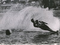 P088-2 > Antibes 1962. Le slalom au ski nautique, Maxime Vazeille.