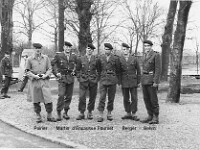 P092-4 > 1965, Gravelle. La garde olympique : Poirier Robert, Martin, d'Encausse Hervé, Fournet Bernard, Berger, Behm Jean-Jacques.