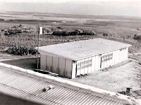 Mât des “couleurs” et école désaffectée