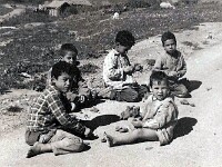 Groupe d’enfants jouant avec de la terre glaise.