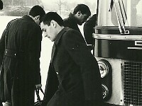1965, INSEP. Arrivée du car. A gauche : Darius Jean-Pierre, de profil : Hernot.