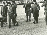 1965, Gravelle. Corvée (la brigade des feuilles ?) : à gauche : Lech, x, Couecou radio à l'oreille.