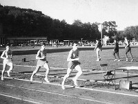 N° 7  - Liège - Août 1964 - 1500 mètres A la cloche : Jean-Claude BONNAFOUS en 2ème position devant Pierre BÉRARD (3ème) et René LACROIX (5ème) : Divers 01