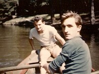 8 juin 1962. Sur le Lac des Minimes dans le Bois de Vincennes. Les puissantes épaules du Breton Le Flohic assurent un rapide déplacement de la barque... le photographe est le Sochalien Mettetal... Contrairement à son habitude le Poitevin Bodin est presque souriant...