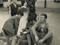 Tijou signe un autographe à un jeune admirateur.