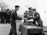 Cérémonie pour le retour en métropole. Michel reçoit les félécitations du Commandant du détachement du BJ en AFN. En képi le capitaine de le compagnie d'instruction à St-Michel..