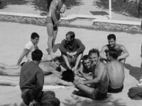 Juillet 1961 : le Commandement avait eu la bonne idée de nous offrir la piscine de Viry-Châtillon. Et là : une FEMME... Assis ou couchés : Grimaldi (de dos), Demont, Briand, Sadler, Rillié, Garreau, Visintin. Debout à gauche : Clément.
