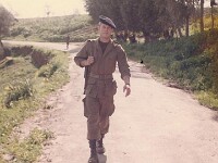 Le marcheur en patrouille : Carlier, capitaine du RCF volley et de l'Equipe de France. Est rentré d'Algérie, s'est marié, s'est réveillé paralysé, est mort...